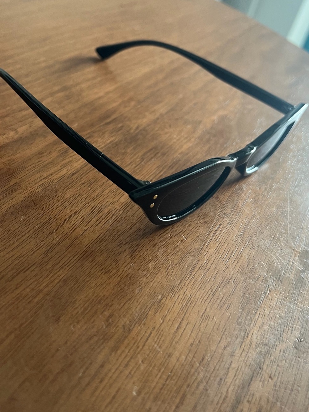 Black narrow-frame cat-eye sunglasses - Picture 3 of 4